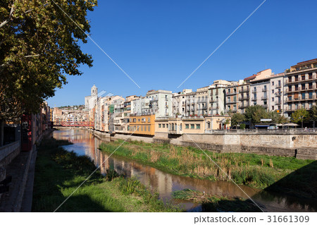 Girona Cityscape Along Onyar River Girona Cityscape Along Onyar River 31661309