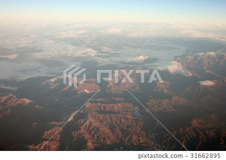 Viewing the spectacular view of the sea of clouds over the mountains and valleys of Achi village in Nagano Prefecture from the sky illuminated by the morning sun 31662895