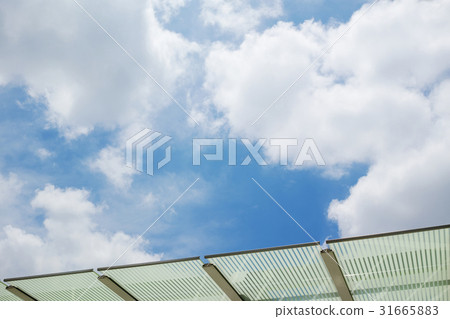 人行天橋的屋頂和雨季的晴朗天氣 31665883