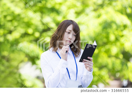 Women troubled watching the notebook White shirt nameplate 31666555