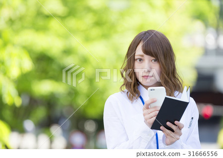 與筆記本和智能手機的一個運作的女性圖像 31666556