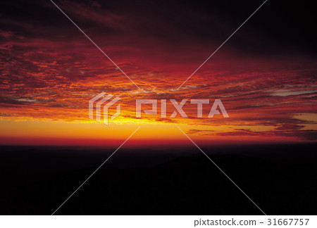 dawn or dusk, when the sky looks funny, sunset 31667757
