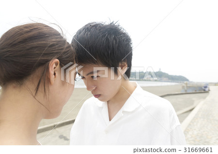 夫妻皮船盯著湘南江之島背景強風海風 31669661