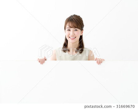 有留言簿的一名婦女 有留言簿的一名婦女 31669670