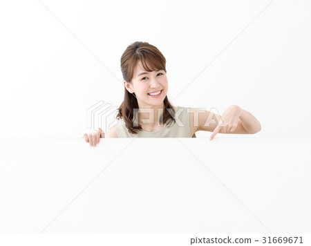 有留言簿的一名婦女 有留言簿的一名婦女 31669671