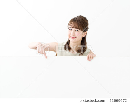 有留言簿的一名婦女 31669672