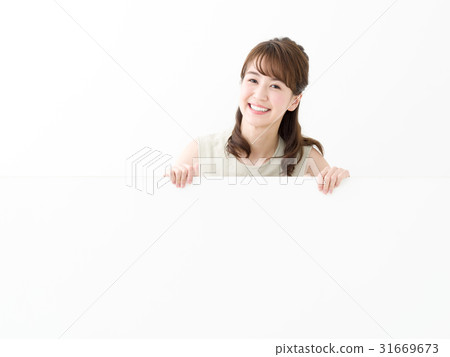 有留言簿的一名婦女 有留言簿的一名婦女 31669673