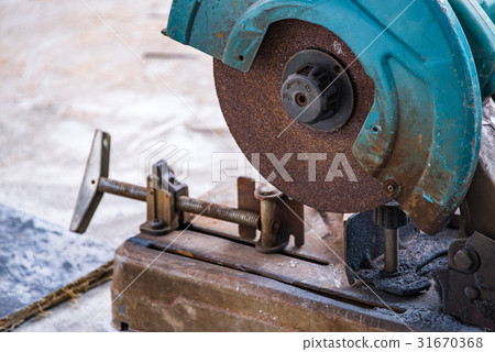 Metal cutting machine at work 31670368