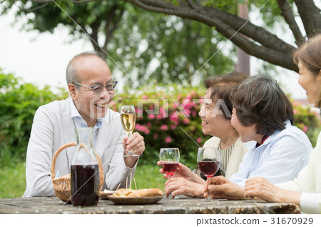 高級朋友戶外生活方式圖像 31670929