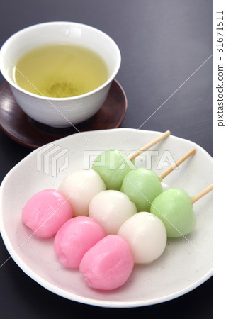 图库照片: 三色饺子 和果子 日本糖果