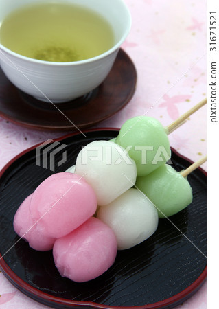 图库照片: 三色饺子 和果子 日本糖果