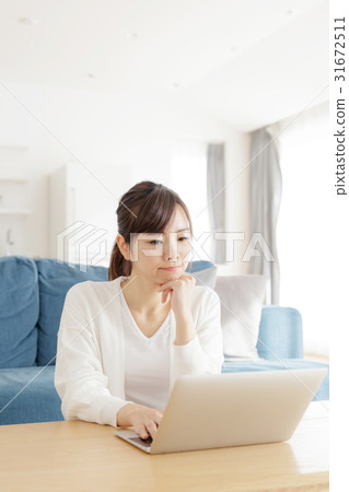 Women troubled · using a personal computer Women troubled · using a personal computer 31672511