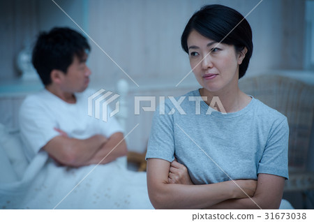 一對40多歲的夫婦被臥室困擾 31673038