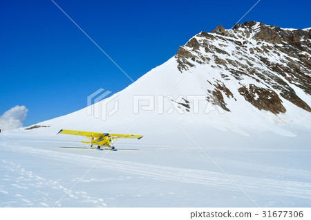 輕型飛機停在monchi小屋前的雪原上 距離jungfraujoch一小時 背景是特魯克貝格3 照片素材 圖片 圖庫