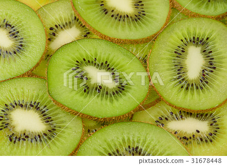 Many slices of kiwi fruit 31678448