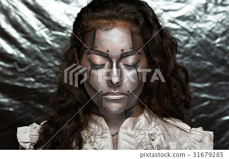 metallic face of women 31679285