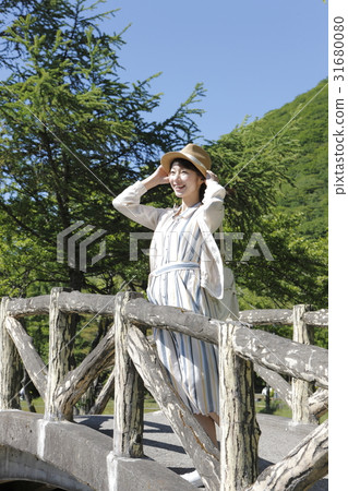 A young woman enjoying sightseeing 31680080