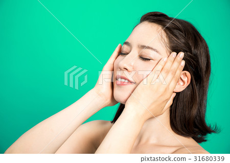 一個小臉按摩的女人 一個小臉按摩的女人 31680339