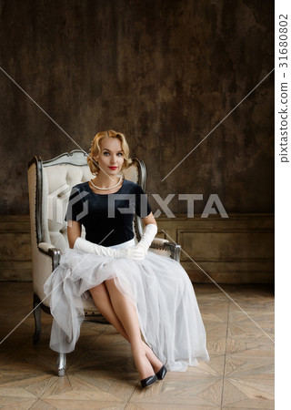 Young lady in retro dress Young lady in retro dress 31680802