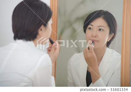 應用口紅的女人 31681334