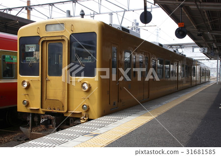 Kure Line 105 Series Train 31681585