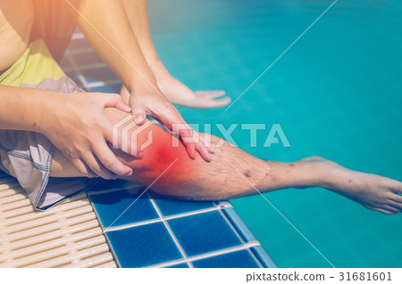 swimmer suffering from knee injured 31681601