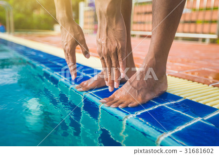 close up of man preparing to jump in swimming pool 31681602