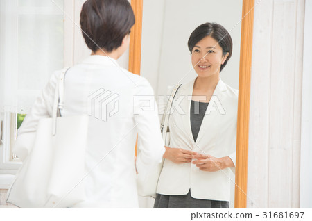 一個女人在準備自己 一個女人在準備自己 31681697