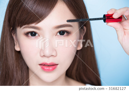 woman take mascara woman take mascara 31682127