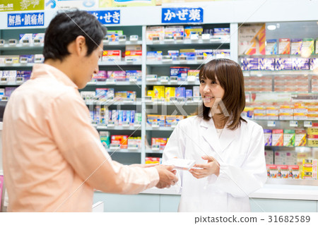 Pharmacy shopping Pharmacy shopping 31682589