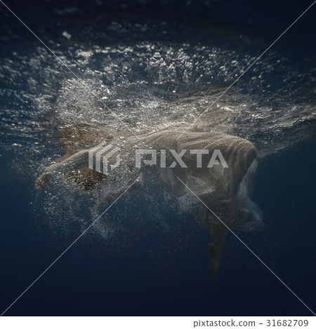 Girl in white dress underwater Girl in white dress underwater 31682709