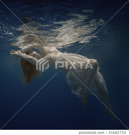 Girl in white dress underwater Girl in white dress underwater 31682710