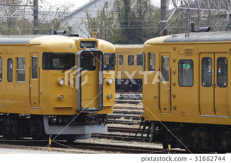 At Itsaki station, Sanyo main line 115 series 300 series At Itsaki station, Sanyo main line 115 series 300 series 31682744