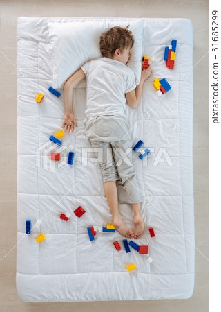 Nice blonde child being surrounded by meccano 31685299