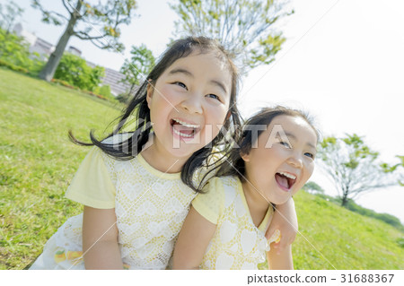 Sisters playing in a fresh green park 31688367
