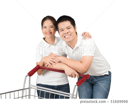 asian couple with shopping cart 31689998