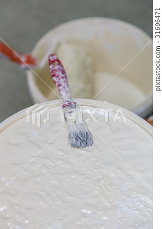 cover of can with white paint brush for painting 31696471