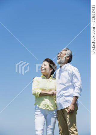 Senior couple prairie and blue sky Senior couple prairie and blue sky 31698432