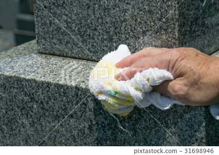 參觀墓碑的嚴肅形象 31698946