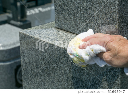 參觀墓碑的嚴肅形象 31698947