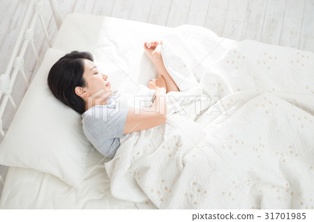 Middle women sleeping in bed Middle women sleeping in bed 31701985
