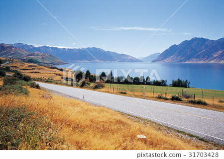 Roads, South Island, New Zealand Roads, South Island, New Zealand 31703428