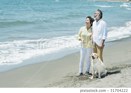 資深夫婦和狗海灘 31704222