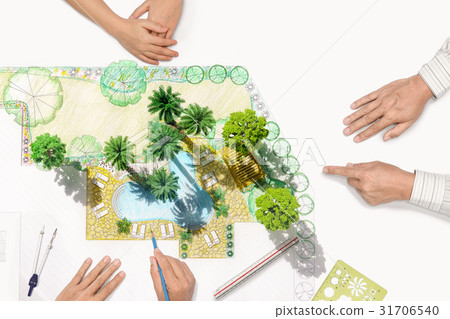 Landscape architect meeting with client 31706540