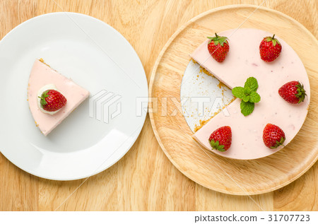 Homemade strawberry cheesecake ready to eating 31707723