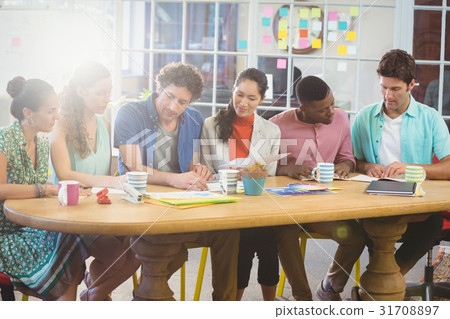 Business people working together 31708897