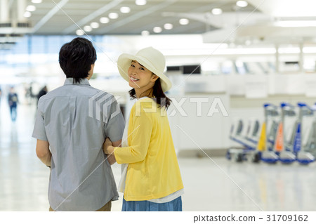 中間夫婦,旅行,機場 中間夫婦,旅行,機場 31709162
