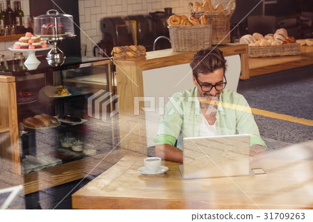 Hipster using a laptop 31709263