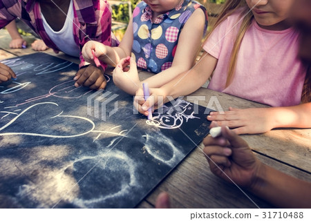 Group of kindergarten kids friends drawing art class outdoors Group of kindergarten kids friends drawing art class outdoors 31710488