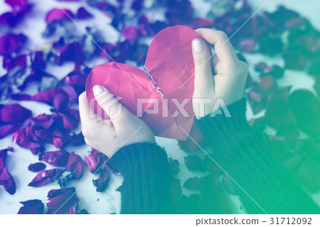 Hands holding and try to fix the heartbroken Hands holding and try to fix the heartbroken 31712092